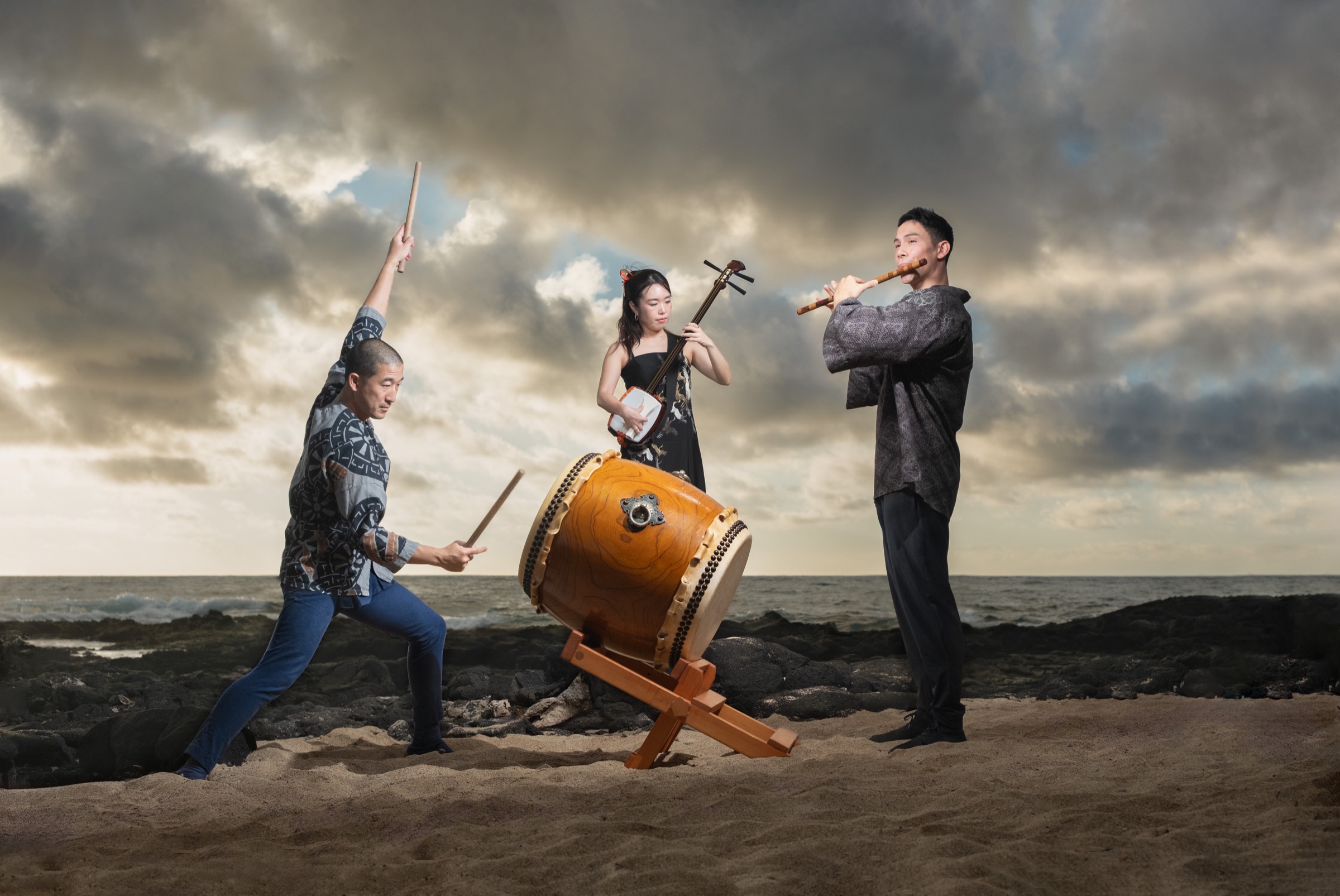 MikAnS performing outdoors